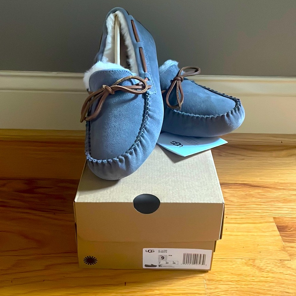 ‼️NEW‼️ Never wore Dakota UGG slippers